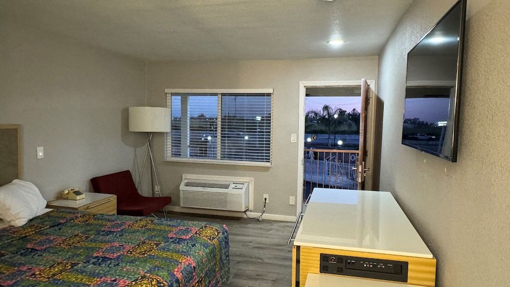 PACIFIC EXPRESS INN Signature Room 4