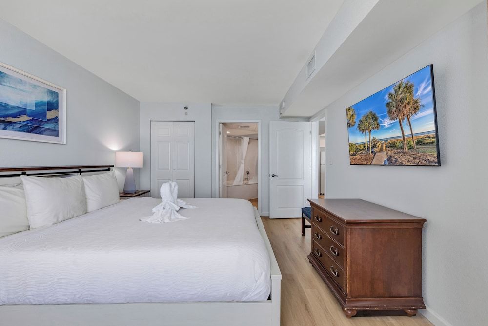 Carolinian Resort Family Condo, 2 Bedrooms, Balcony, Beach View 5