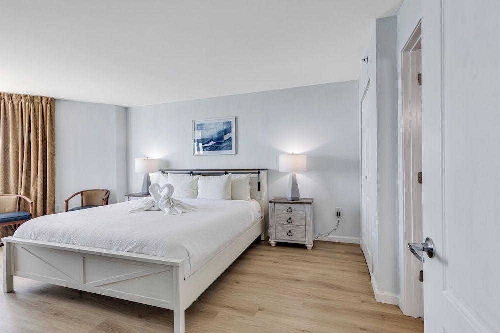 Carolinian Resort Family Condo, 2 Bedrooms, Balcony, Beach View 4