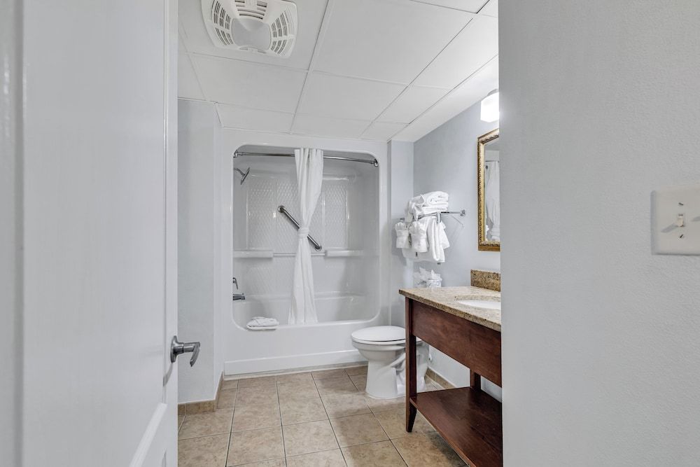 Carolinian Resort Family Condo, 2 Bedrooms, Balcony, Beach View 12