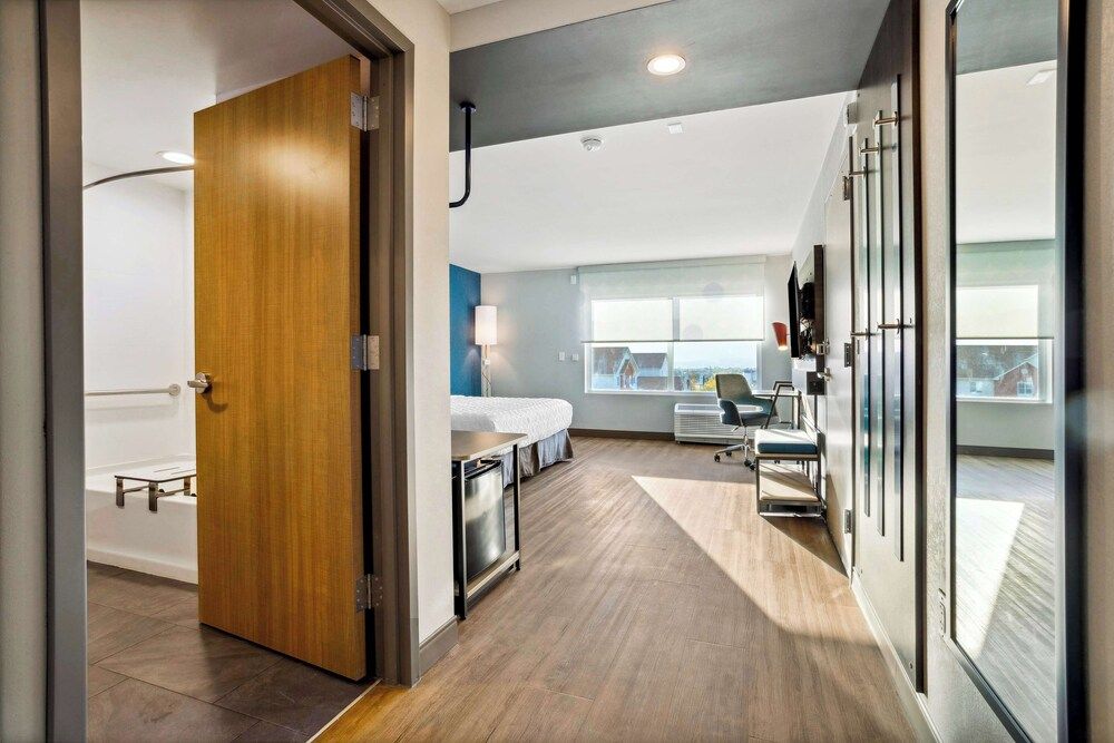 Tru By Hilton Colorado Springs Airport Room, 1 King Bed, Accessible, Bathtub (Mobility & Hearing) 7