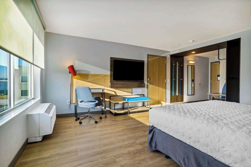 Tru By Hilton Colorado Springs Airport Room, 1 King Bed, Accessible, Bathtub (Mobility & Hearing) 3