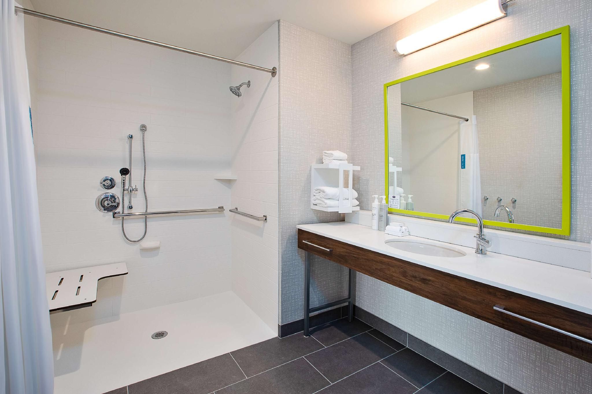 1 Kg Mobility/Hearing Access Ri Shwr Studio