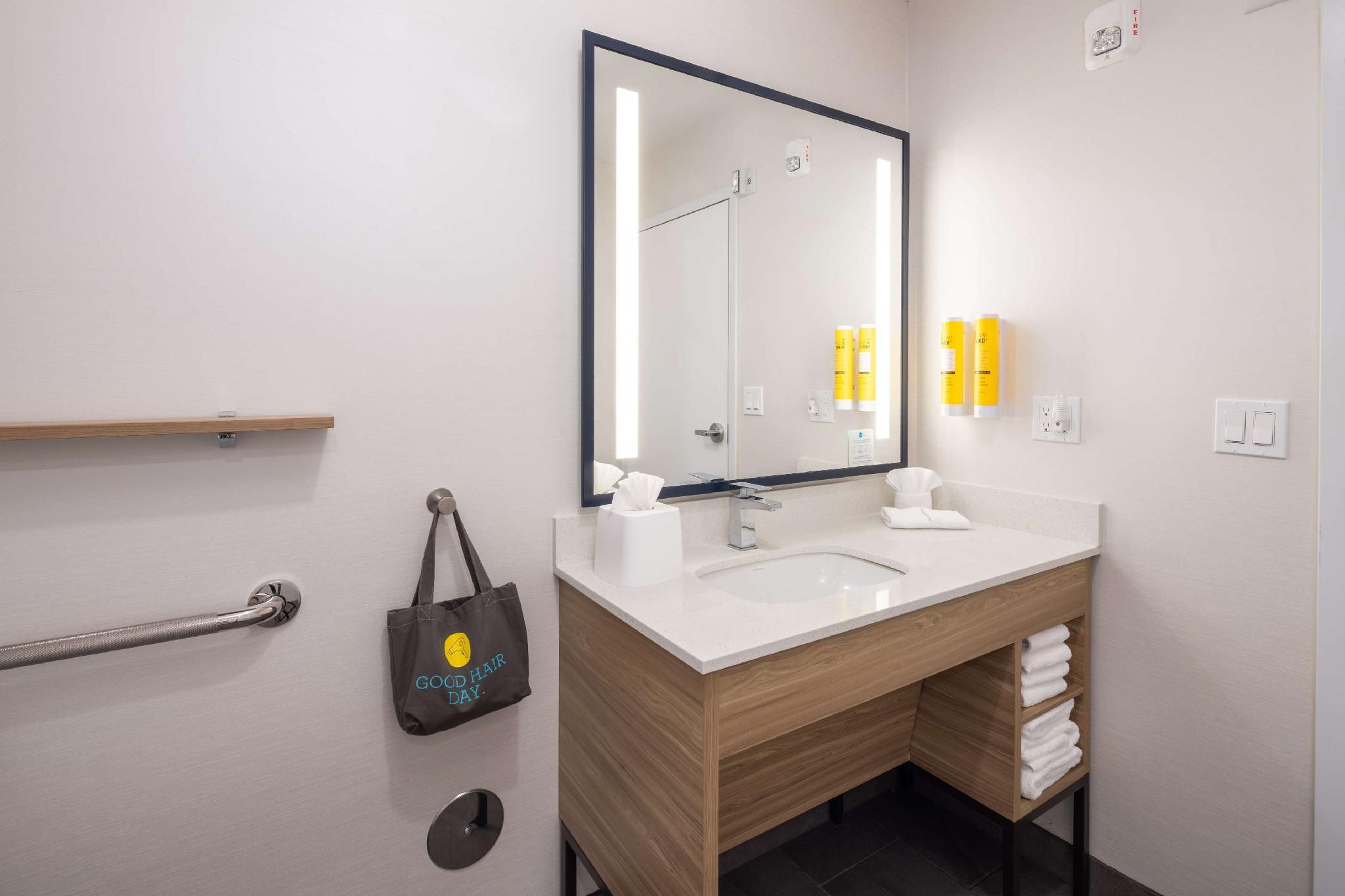 2 Queen Mobility Accessible with Tub