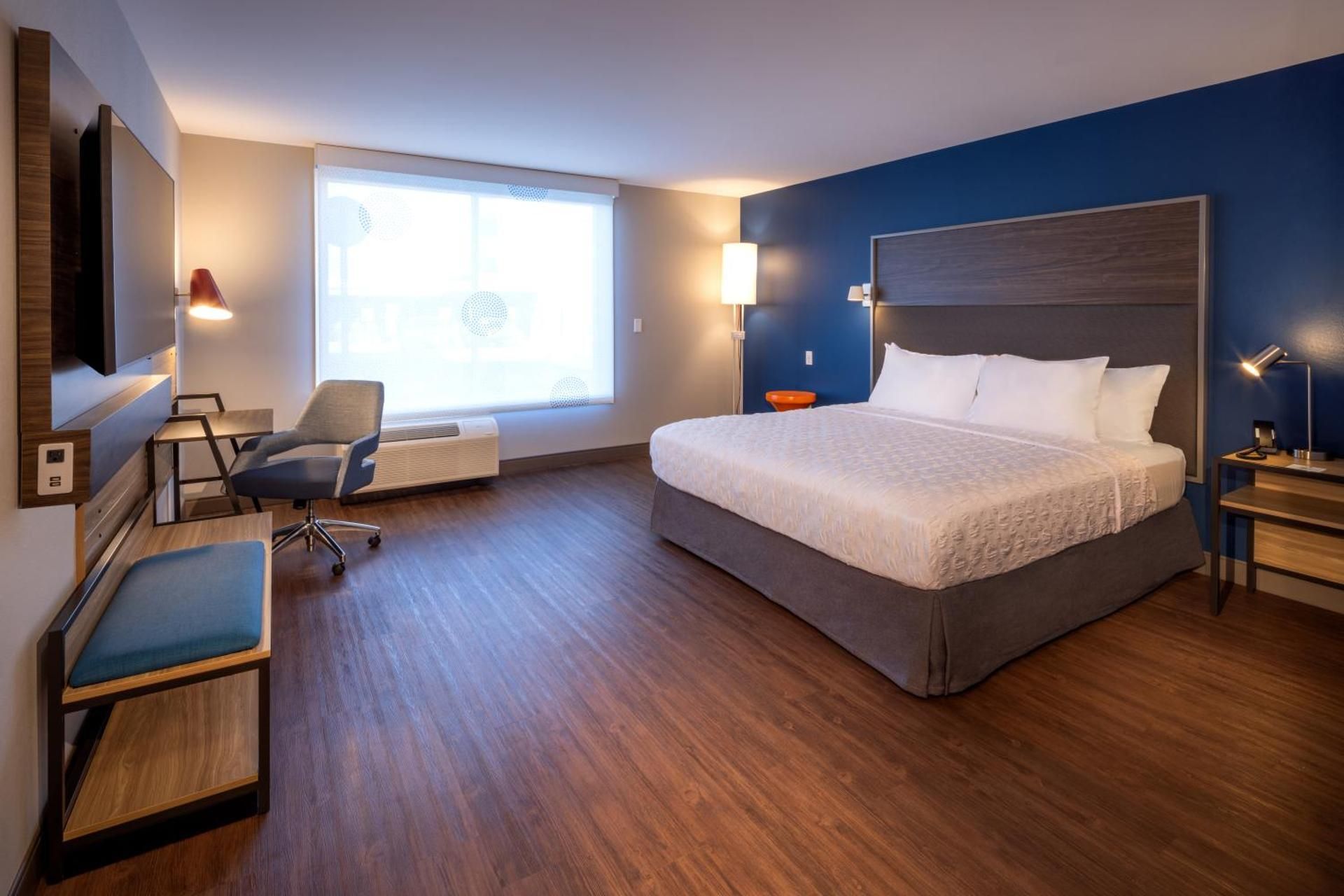 1 King Bed W/Walk in Shower