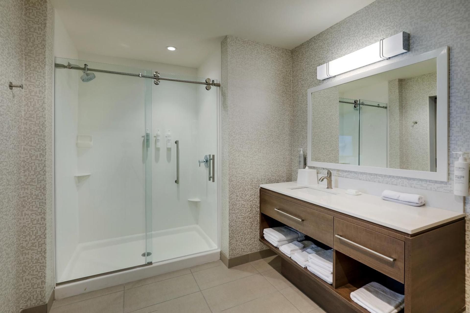 1 King Accessible Roll In Shower 1 Bdrm Suite
