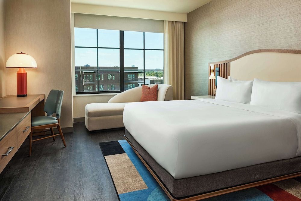 Room, 1 King Bed (Mobility, Hearing, Roll-In Shower)