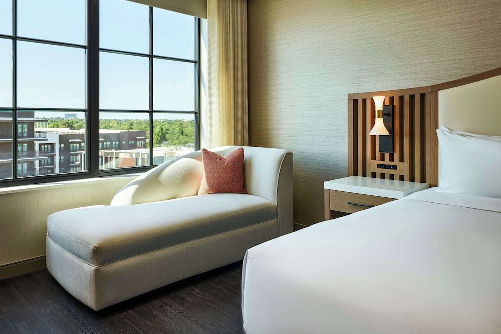 Room, 1 King Bed (Mobility, Hearing, Roll-In Shower)