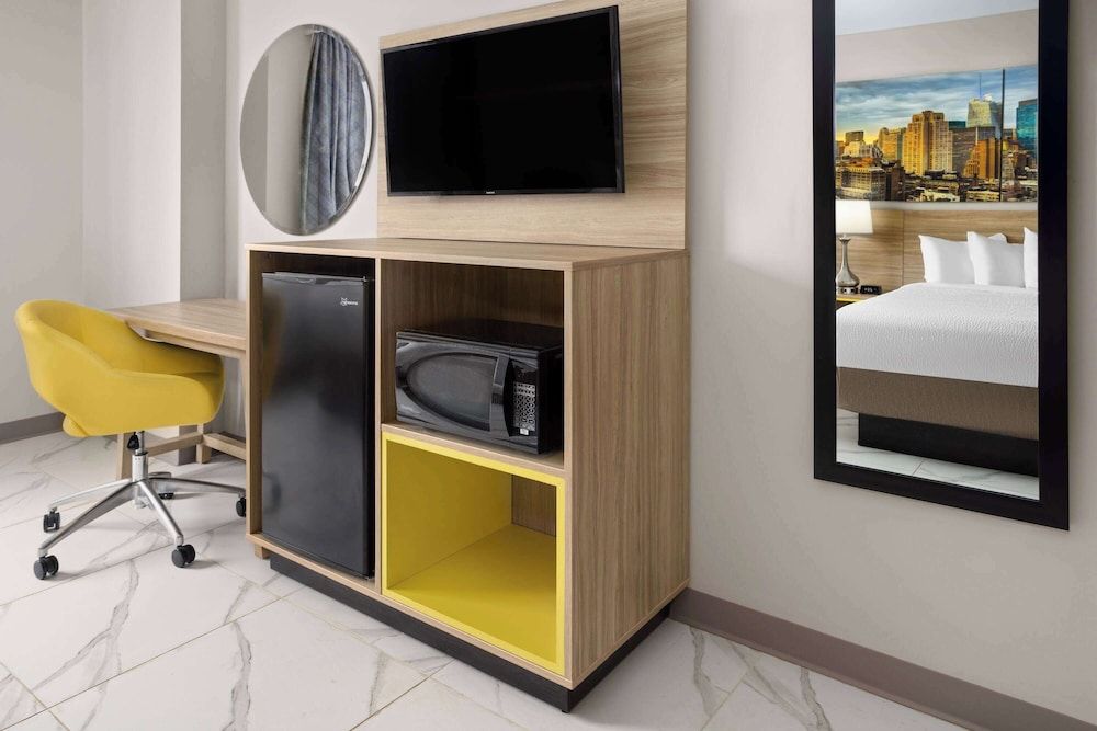 Days Inn By Wyndham Staten Island Room, 1 Queen Bed, Non Smoking 4