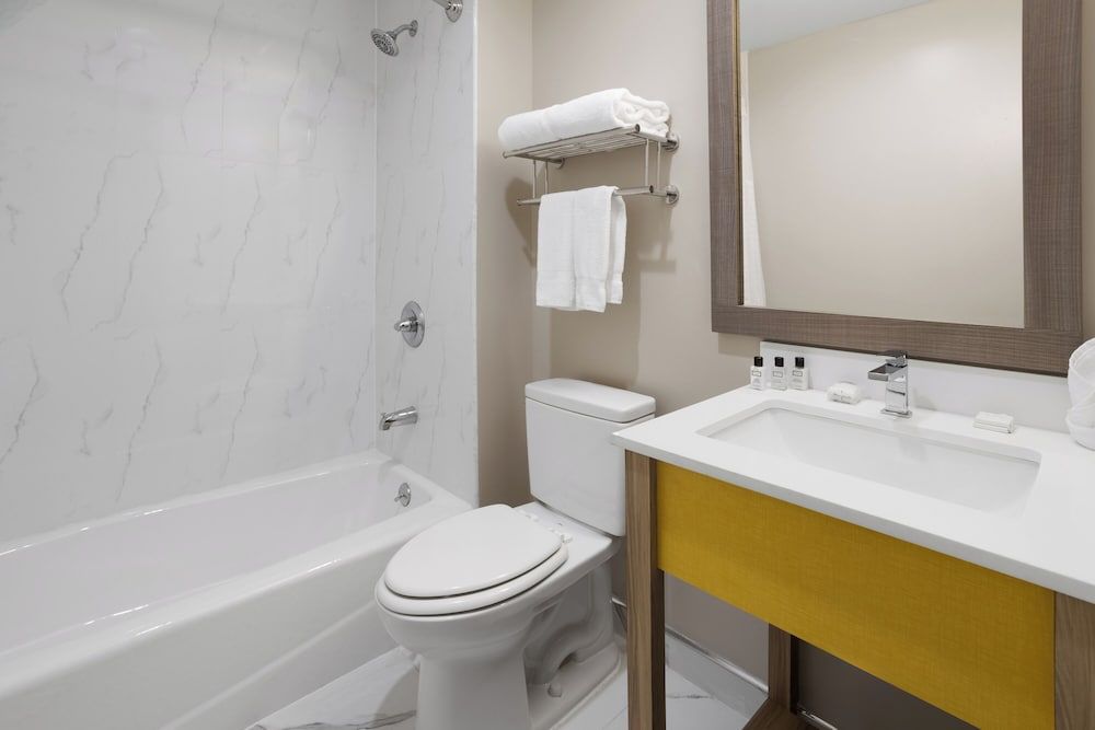 Days Inn By Wyndham Staten Island Room, 1 Queen Bed, Non Smoking 3