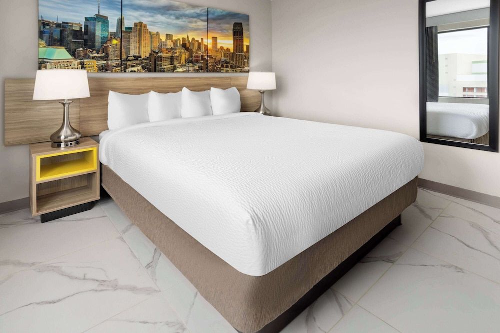 Days Inn By Wyndham Staten Island Room, 1 Queen Bed, Non Smoking 2