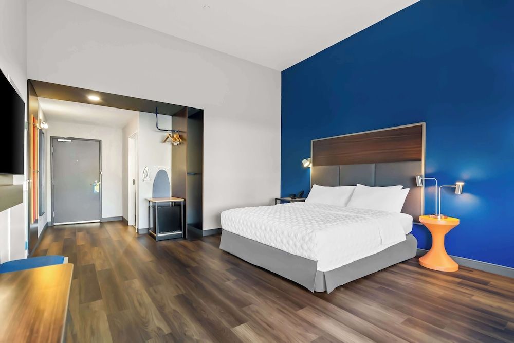 Room, 1 King Bed, Accessible, Bathtub