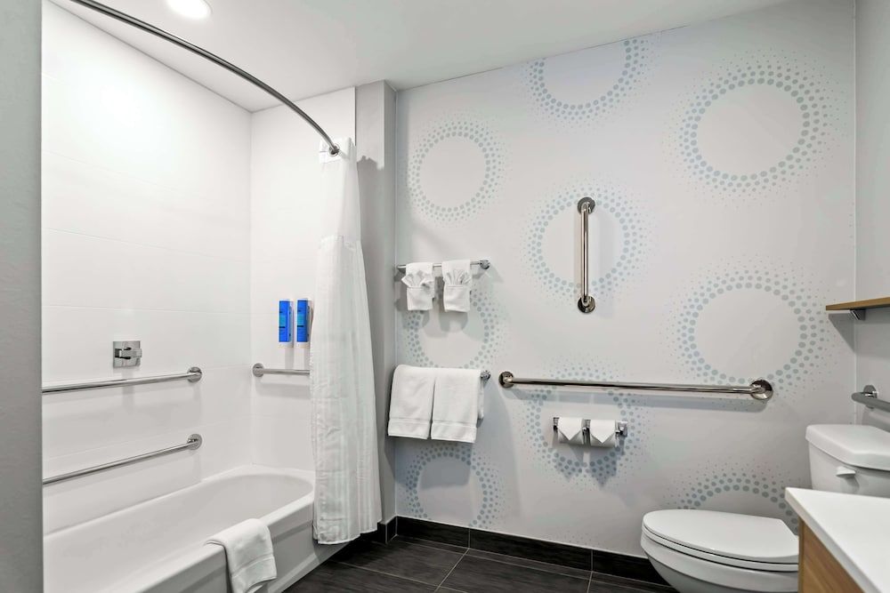 Room, 2 Queen Beds, Accessible, Bathtub