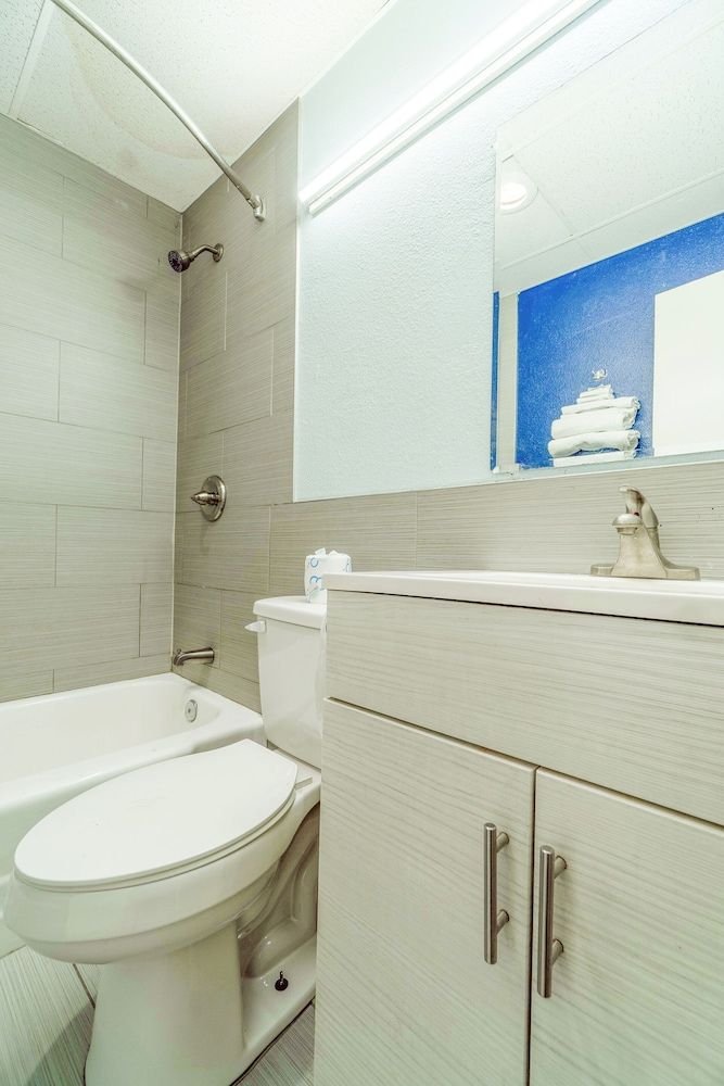 Budget Inn By OYO Frederick Us-183 Standard Room, 2 Double Beds, Non Smoking 10