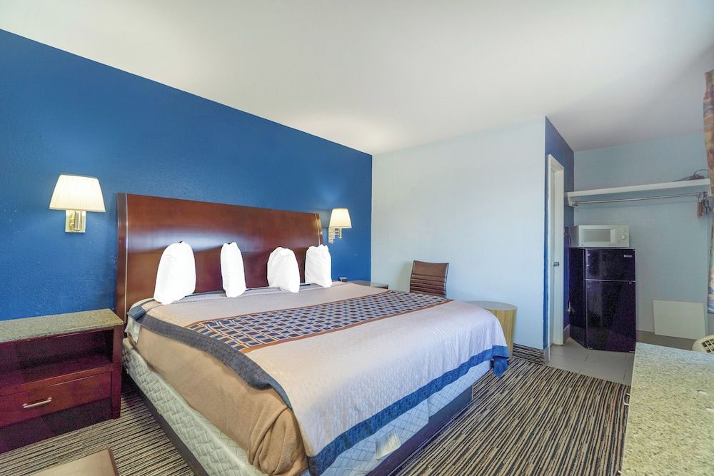 Budget Inn By OYO Frederick Us-183 Standard Room, 1 King Bed, Non Smoking 5