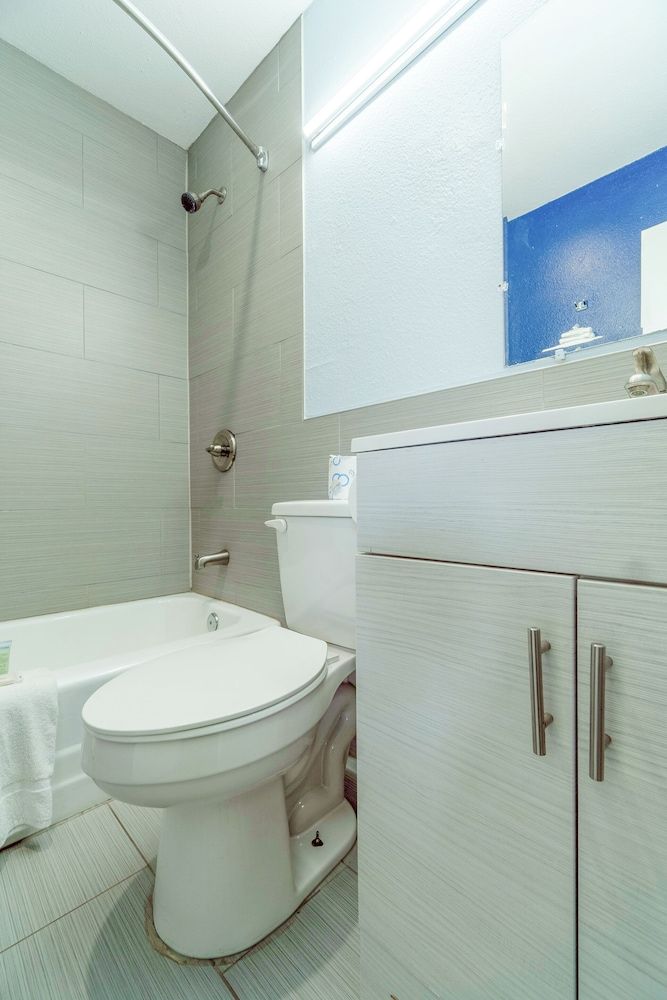 Budget Inn By OYO Frederick Us-183 Standard Room, 1 King Bed, Non Smoking 9