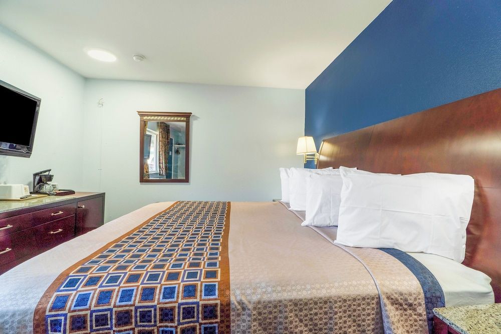 Budget Inn By OYO Frederick Us-183 Standard Room, 1 King Bed, Non Smoking 4