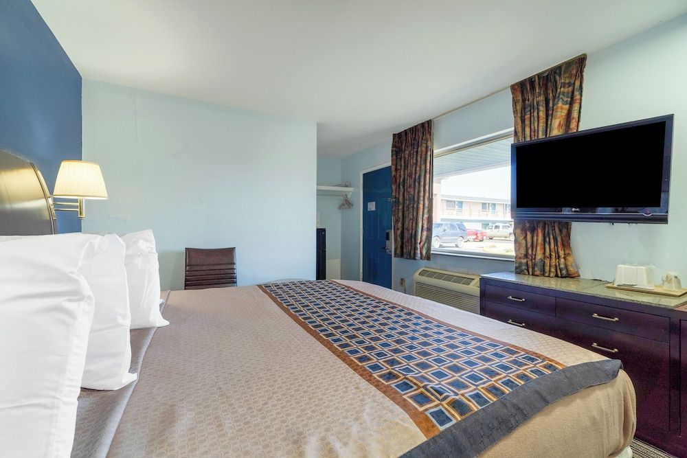 Budget Inn By OYO Frederick Us-183 Standard Room, 1 King Bed, Non Smoking 2