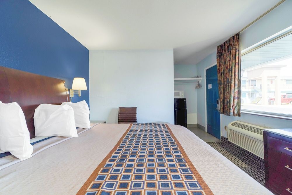 Budget Inn By OYO Frederick Us-183 Standard Room, 1 King Bed, Non Smoking 3