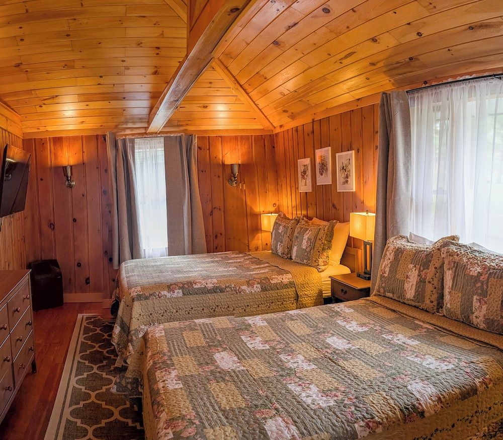 One Bedroom Cabin with Kitchen & Enclosed Porch