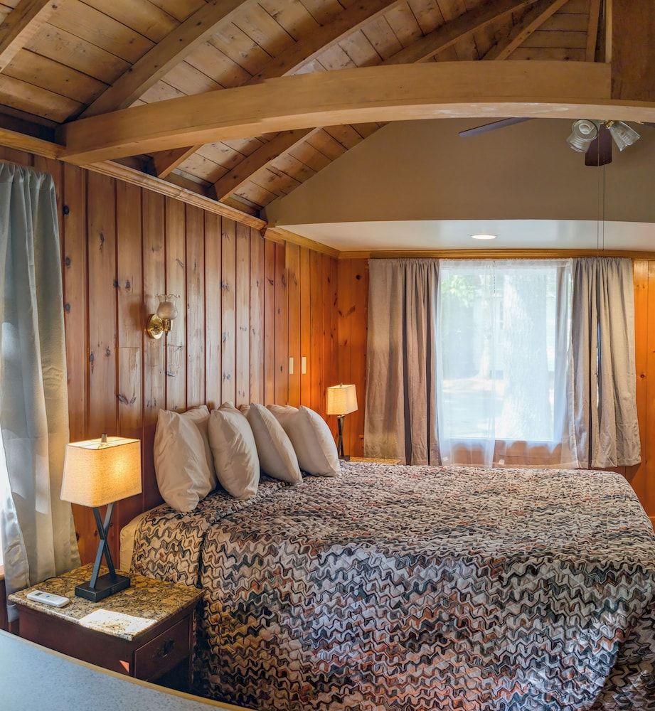 One Bedroom Cabin with Kitchen (Studio)