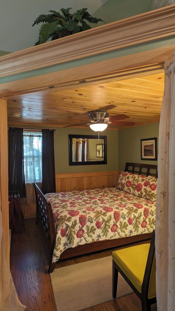 One Bedroom Cabin with Living Room, Kitchenette & Deck