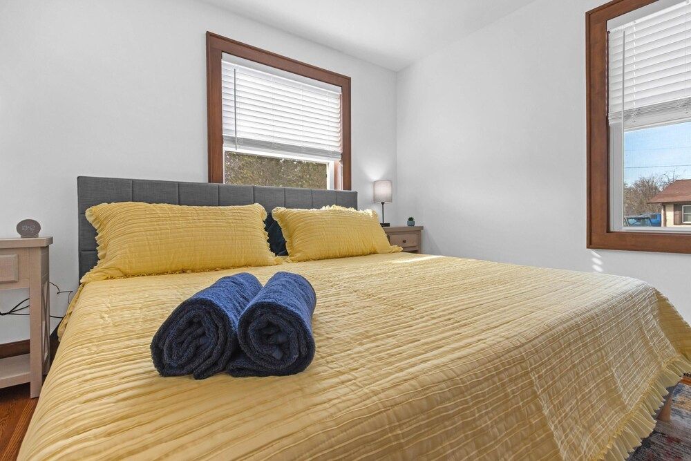 Riverfront Kayaks Bay Access Sleeps 15 House 2