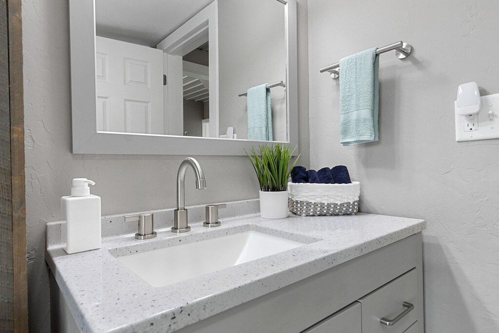 Lazy River Villa - Hottub Fenced Yard Sleeps 11 House 21