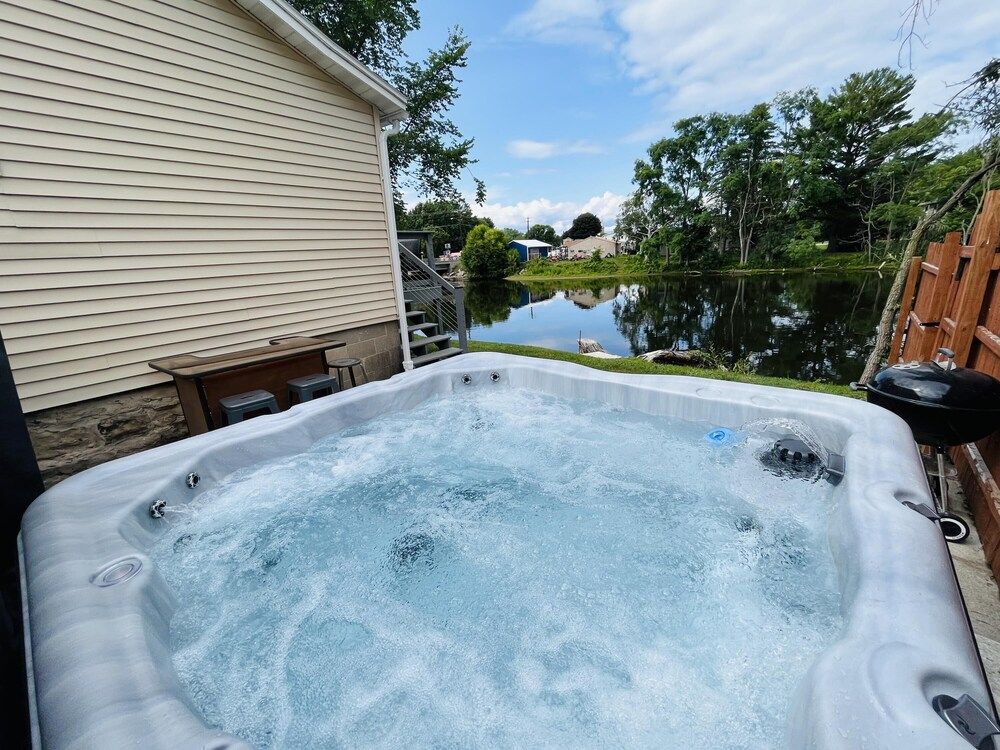 Lazy River Villa - Hottub Fenced Yard Sleeps 11 House 25