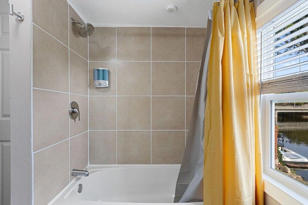 Lazy River Villa - Hottub Fenced Yard Sleeps 11 House 24