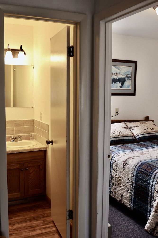 Rocky Mountain Lodge Double Room Single Use, Multiple Beds 5