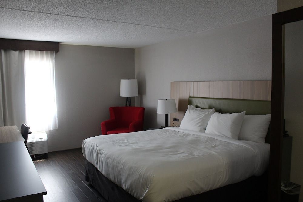 Country Inn & Suites By Radisson, Dunbar - Charleston Room, 1 King Bed, Accessible, Non Smoking 4