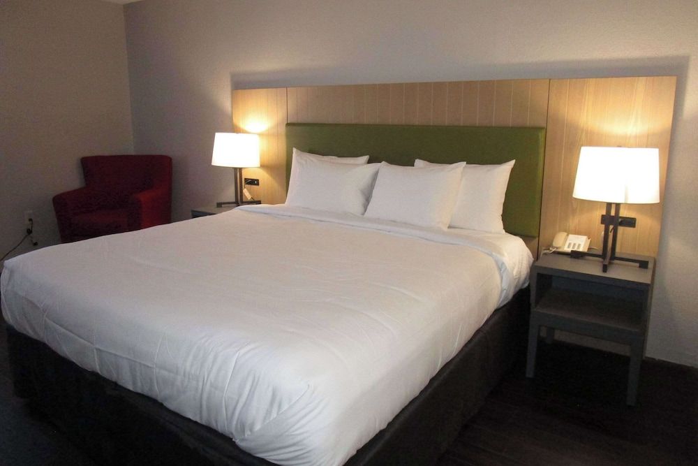 Country Inn & Suites By Radisson, Dunbar - Charleston Room, 1 King Bed, Accessible, Non Smoking 5