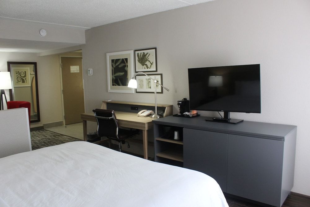 Country Inn & Suites By Radisson, Dunbar - Charleston Room, 1 King Bed, Accessible, Non Smoking