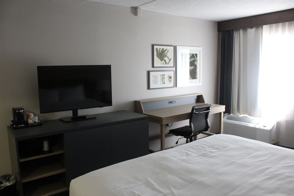 Country Inn & Suites By Radisson, Dunbar - Charleston Room, 1 King Bed, Accessible, Non Smoking 3