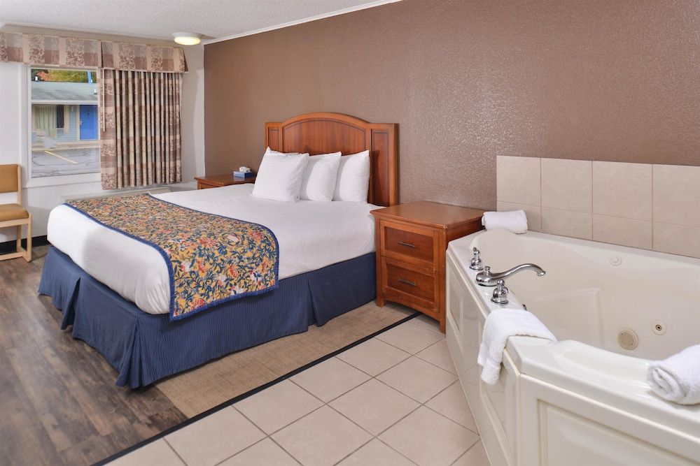 Room, 1 King Bed, Non Smoking, Jetted Tub