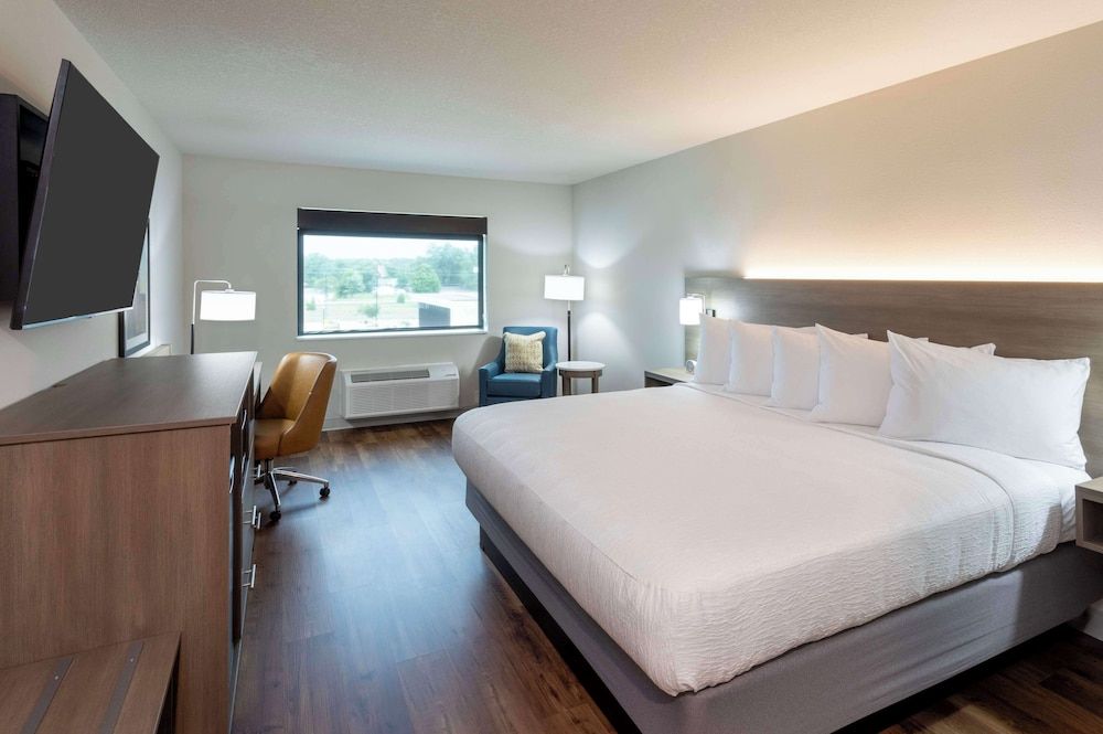 Executive Studio, 1 King Bed (with Chair)