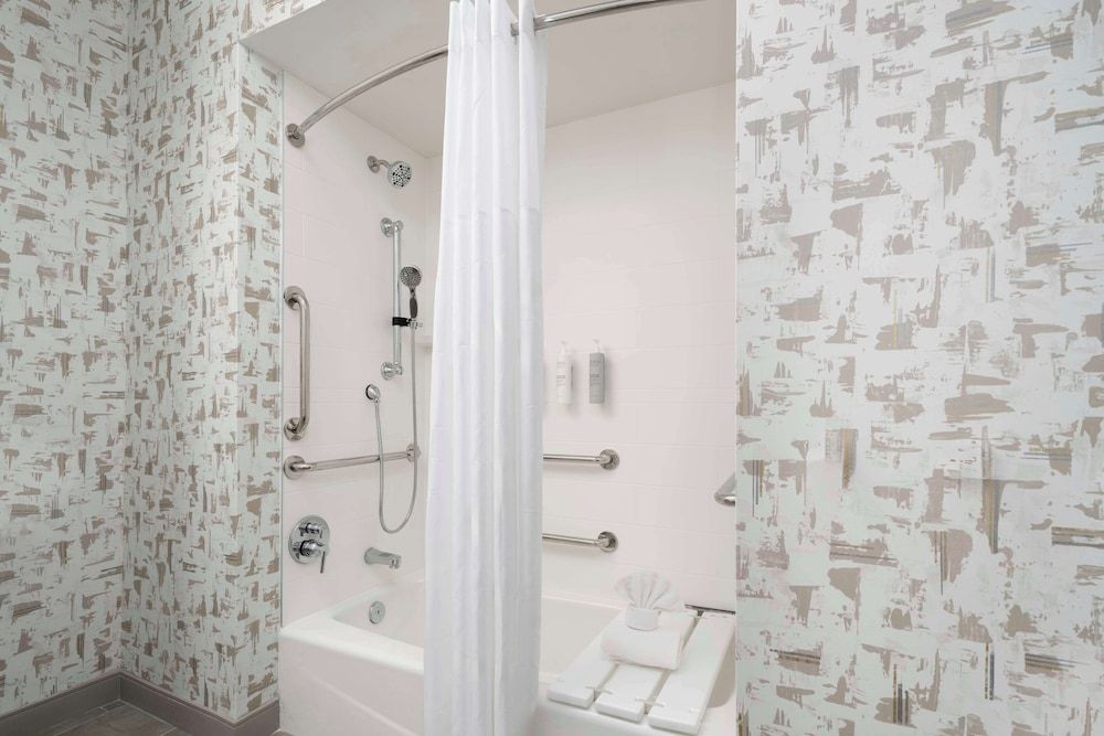 Hampton Inn & Suites Amarillo West Room, 2 Queen Beds, Accessible, Bathtub 4