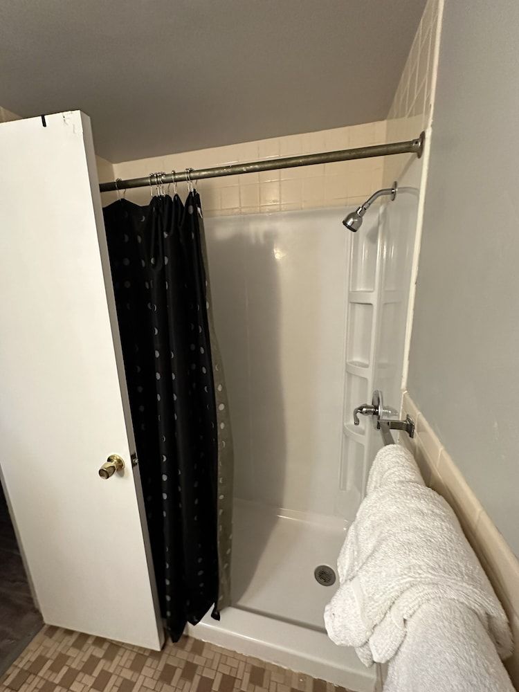 Budget Inn Basic Room 3