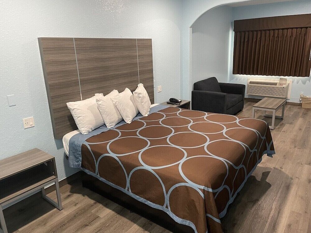 Room, 1 King Bed, Kitchenette