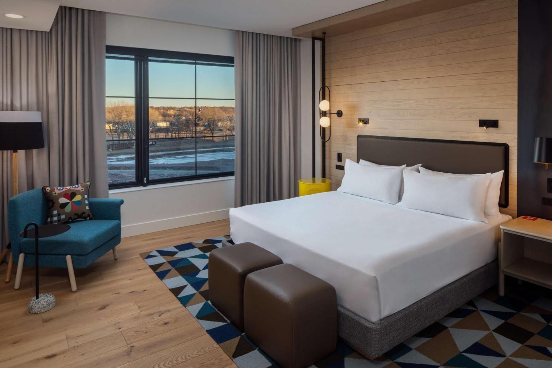 One-Bedroom King Suite with Balcony and Park View