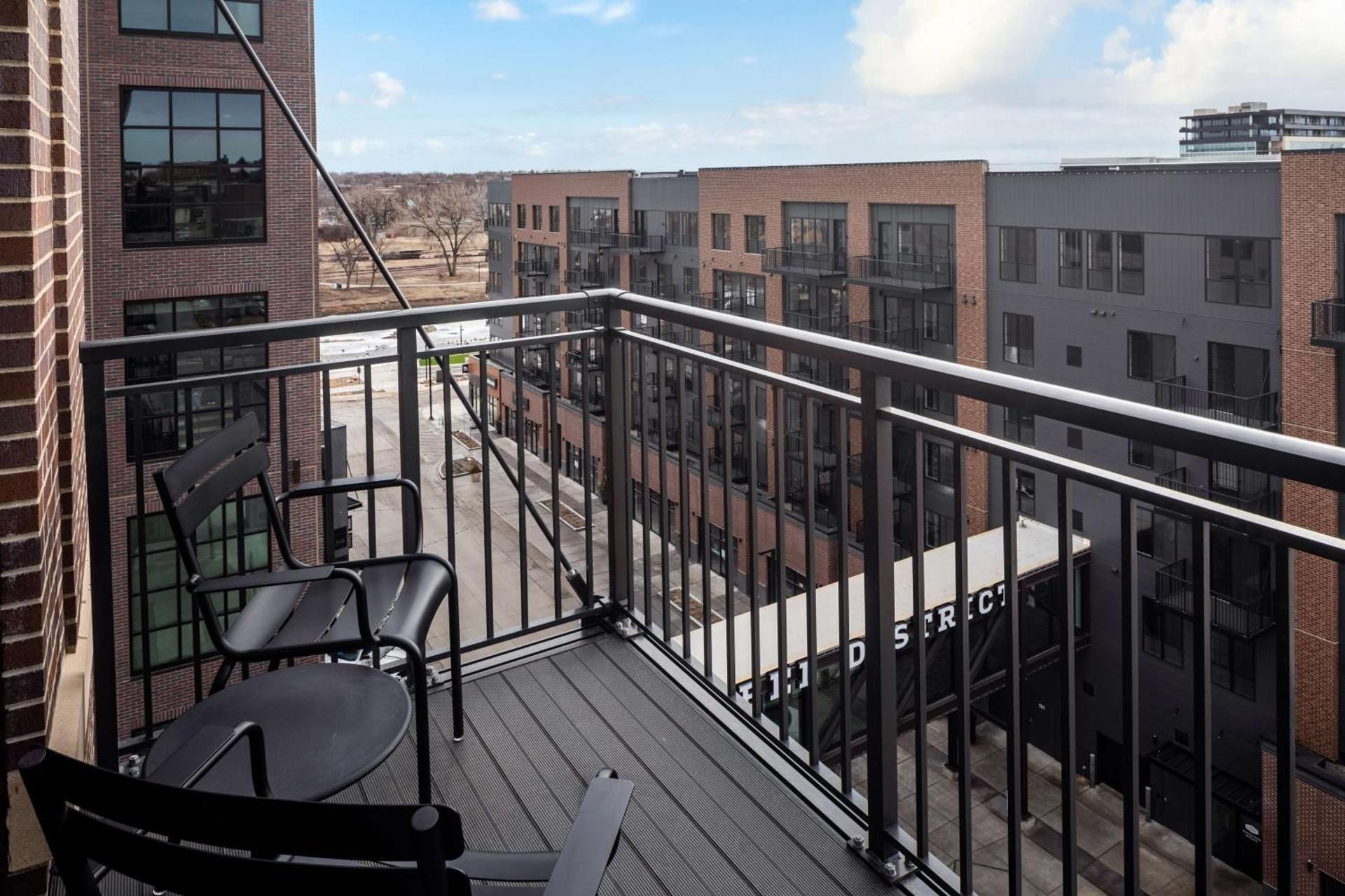 STEEL DISTRICT CORNER KING ROOM - BALCONY