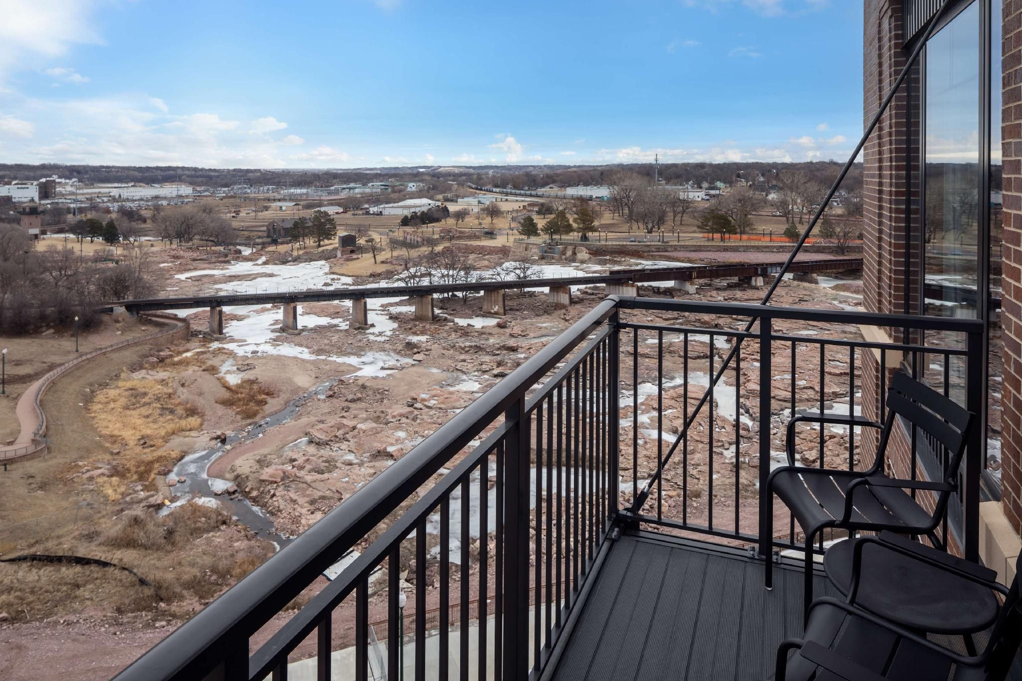 Falls Park View 1 King 1 Bdrm Suite - Balcony