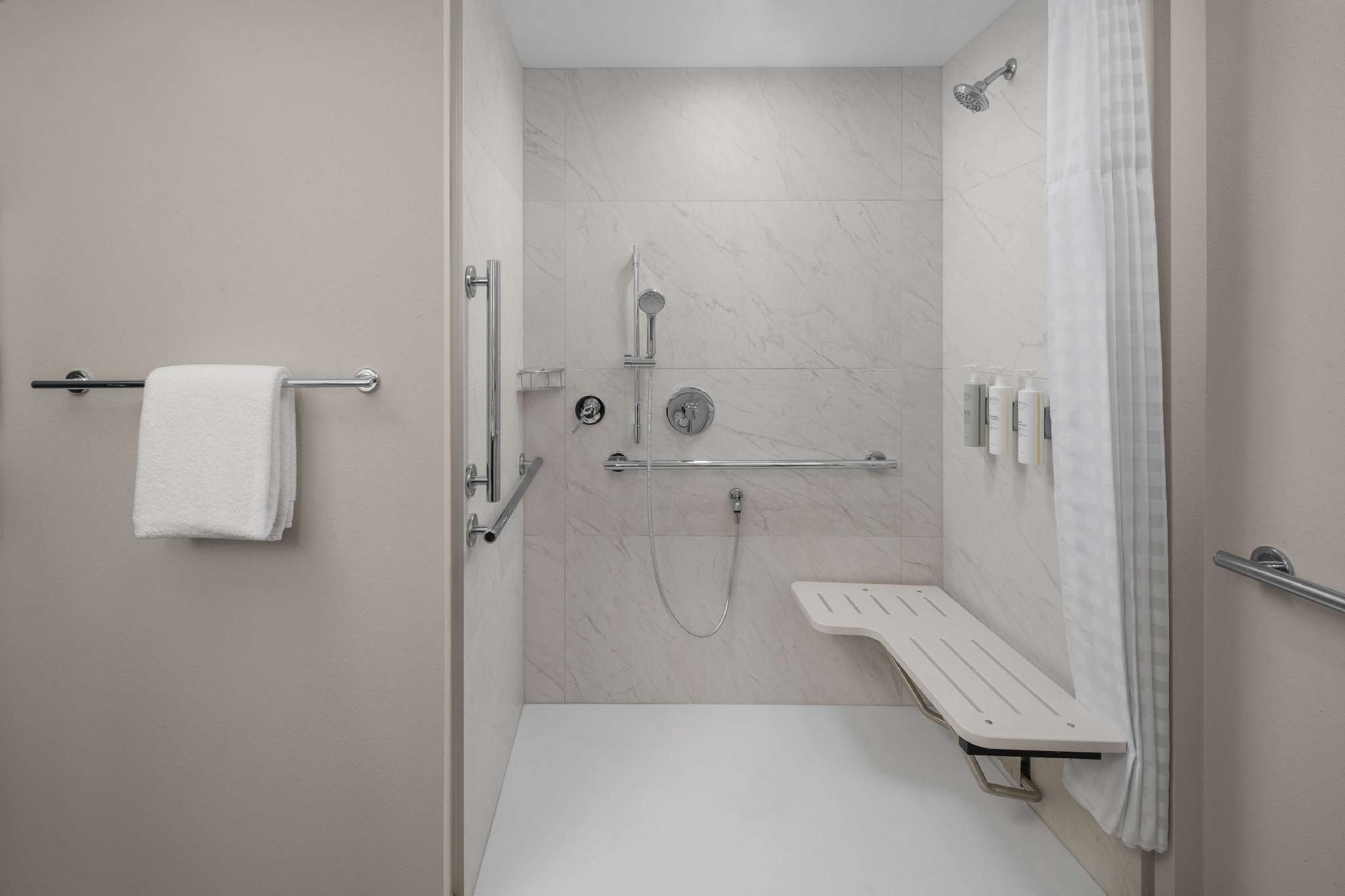2 Qn 1 Bdrm Suite Mobility Accessible Ri Shwr