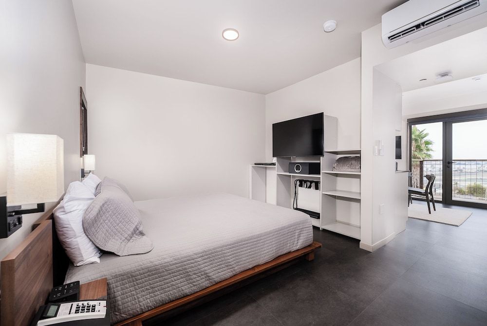 Studio, 1 King Bed, Kitchen