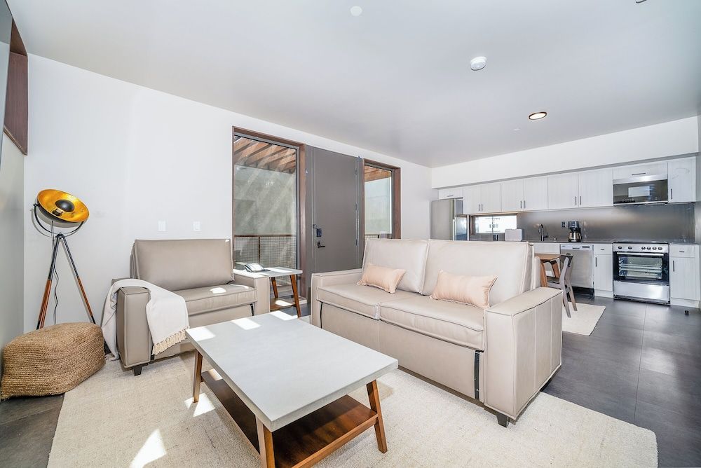 Deluxe 1 Bedroom w/ Sofabed