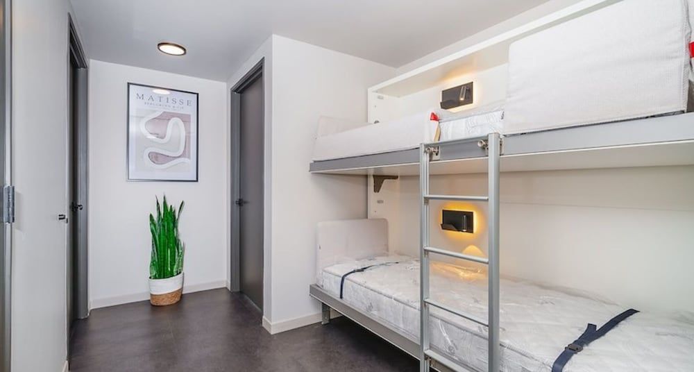 Deluxe 2 King Bedrooms, Multiple Beds, Sleeps 11ppl