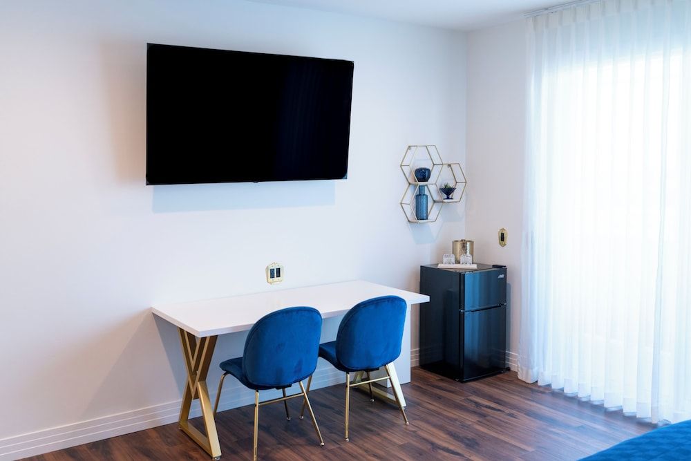 Rhapsody in View Boutique Hotel Rhapsody in Blue: Deluxe King, Ocean View 6