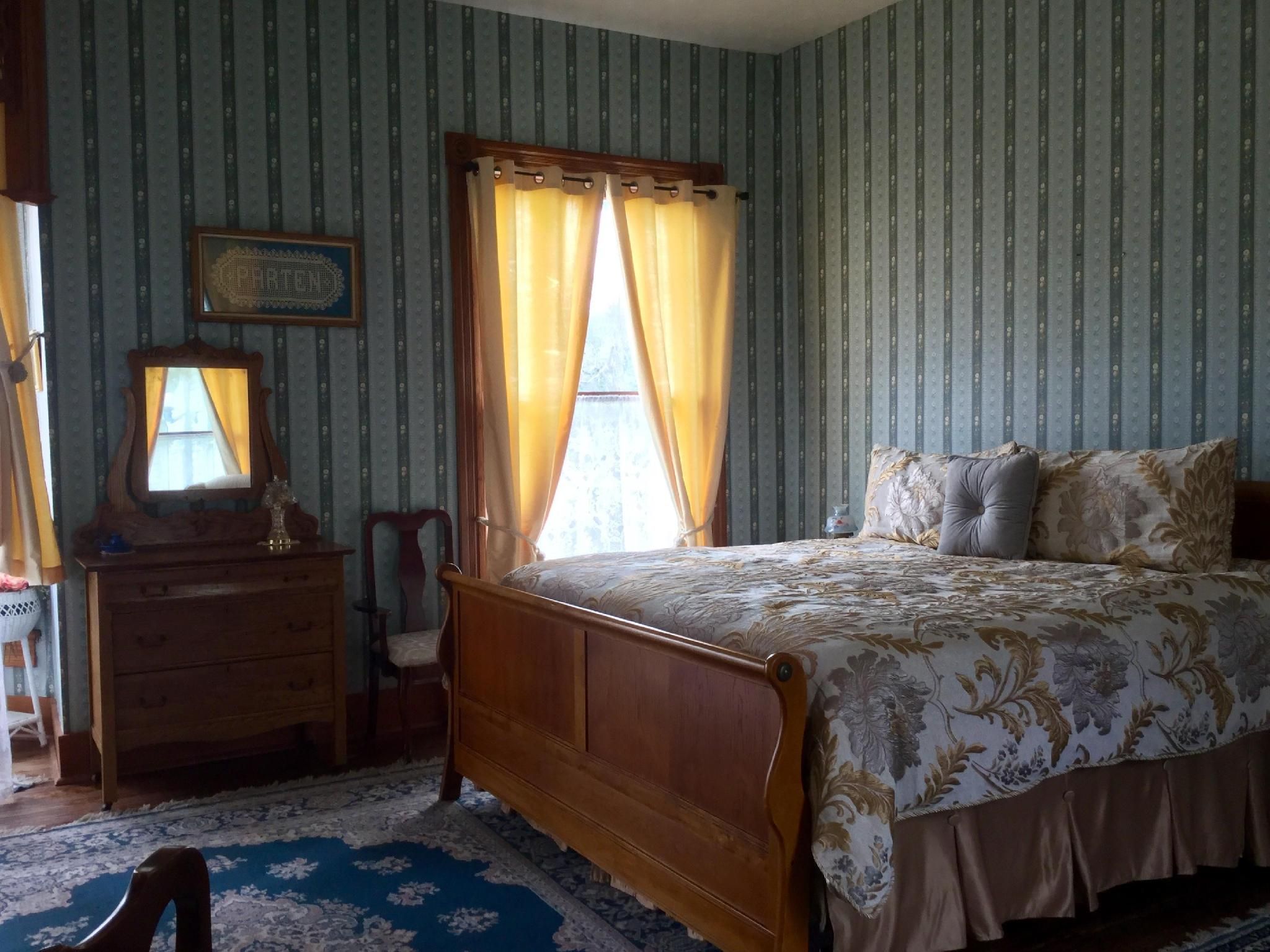 Suite-Ensuite-Family-Street View-Parten Suite