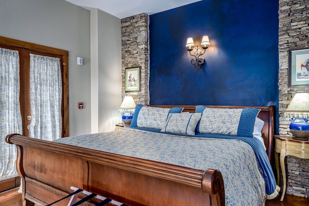 Royal Studio Suite, 1 King Bed, Mountain View